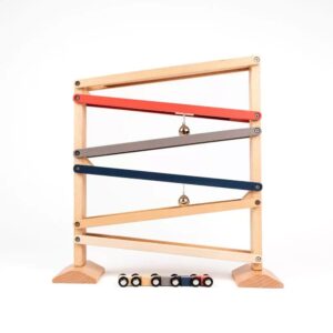 Houten autobaan met bel