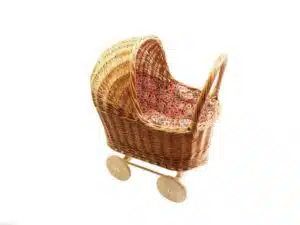 Rieten poppenwagen retro bloemen