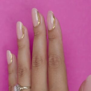 Manicure Goldfinger by Anouk Nijs