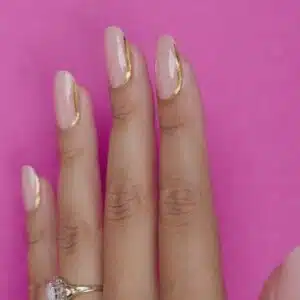 Manicure Goldfinger by Anouk Nijs