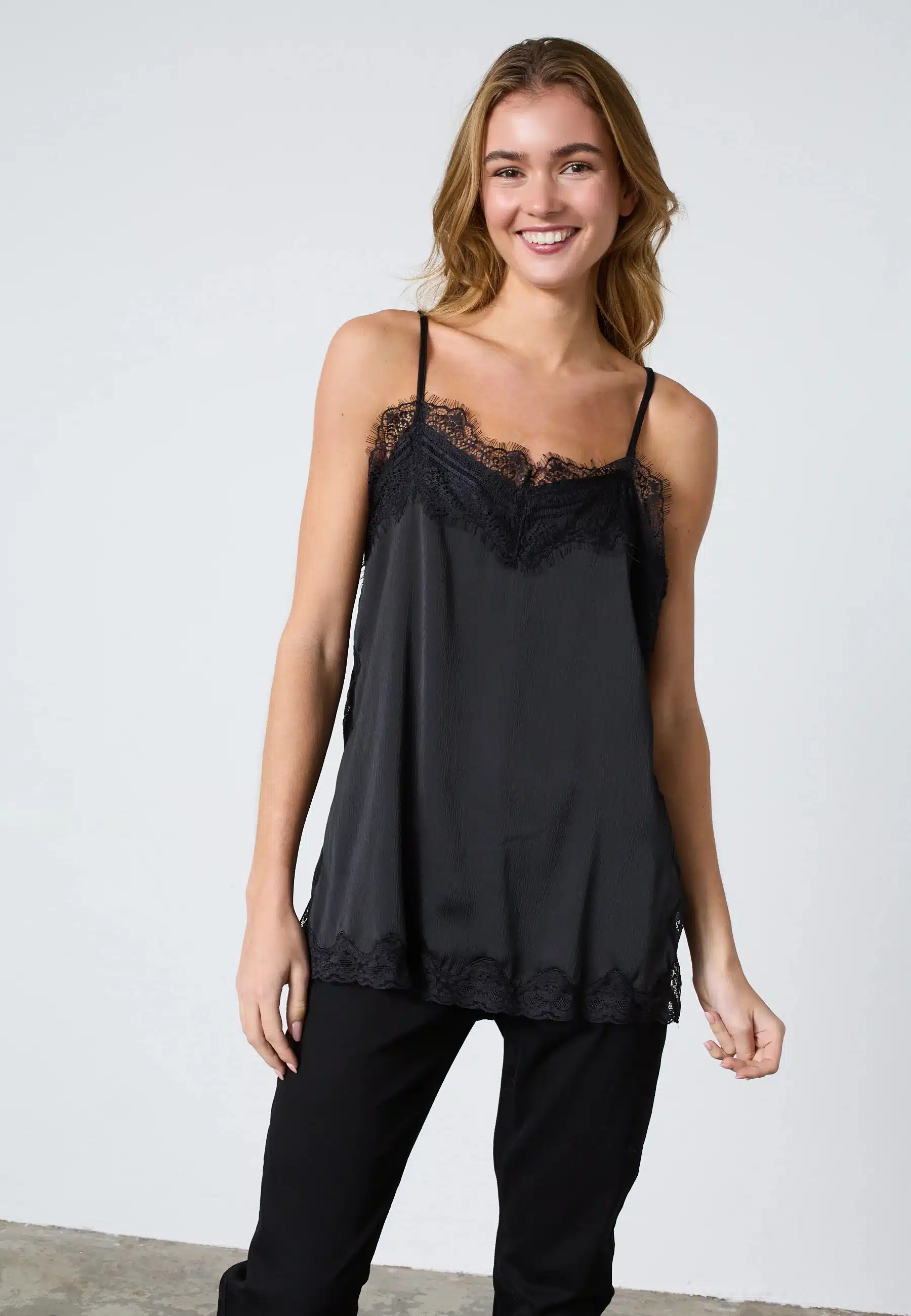 SistersPoint - Isole Top - Black