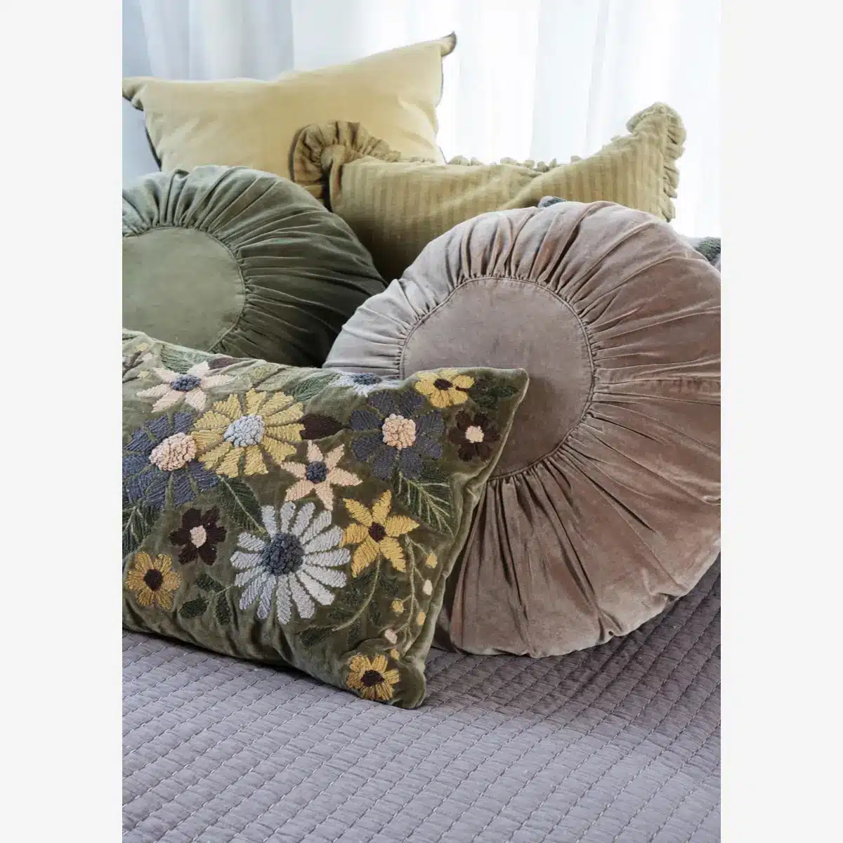 Madam Stoltz - Round velvet cushion - Green